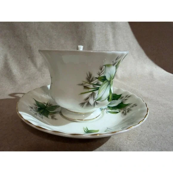 Royal Albert Trillium Teacup and Saucer Set Bone China England Vintage Floral - Picture 2 of 10